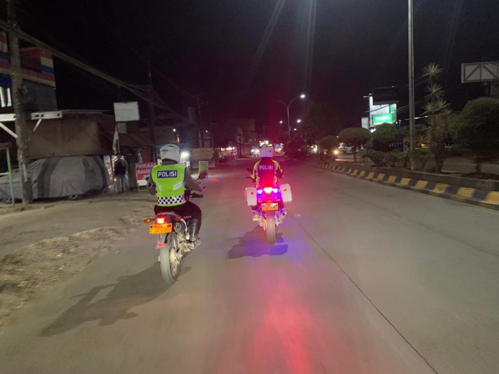 Kegiatan patroli malam Satlantas Polres Kutim di wilayah Sangatta, Jumat (2/1/2026). (Dok: Polres Kutim)