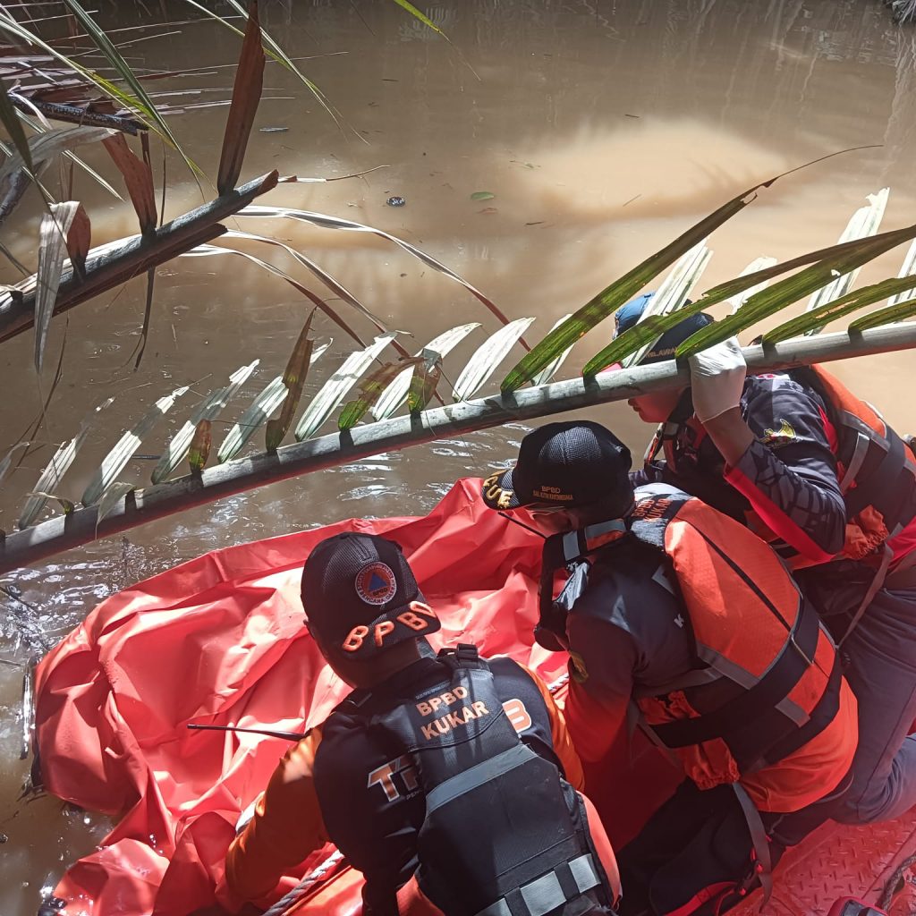 Proses evakuasi korban oleh tim gabungan di perairan Sungai. (Dok: BPBD Kukar)