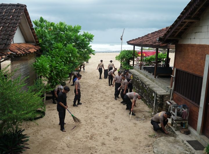 Polres Gunungkidul bersama TNI dan Pokdarwis gelar aksi bersih-bersih di kawasan Pantai Krakal, Kapanewon Tanjungsari, Jumat (6/2/2026).