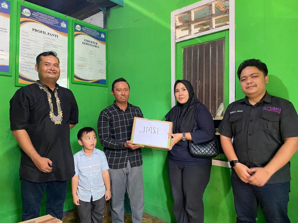 Perwakilan JMSI, SMSI, dan PWI Kukar menyalurkan bantuan kepada anak yatim dan santri dalam aksi sosial Ramadan di Kutai Kartanegara, Minggu (8/3/2026).