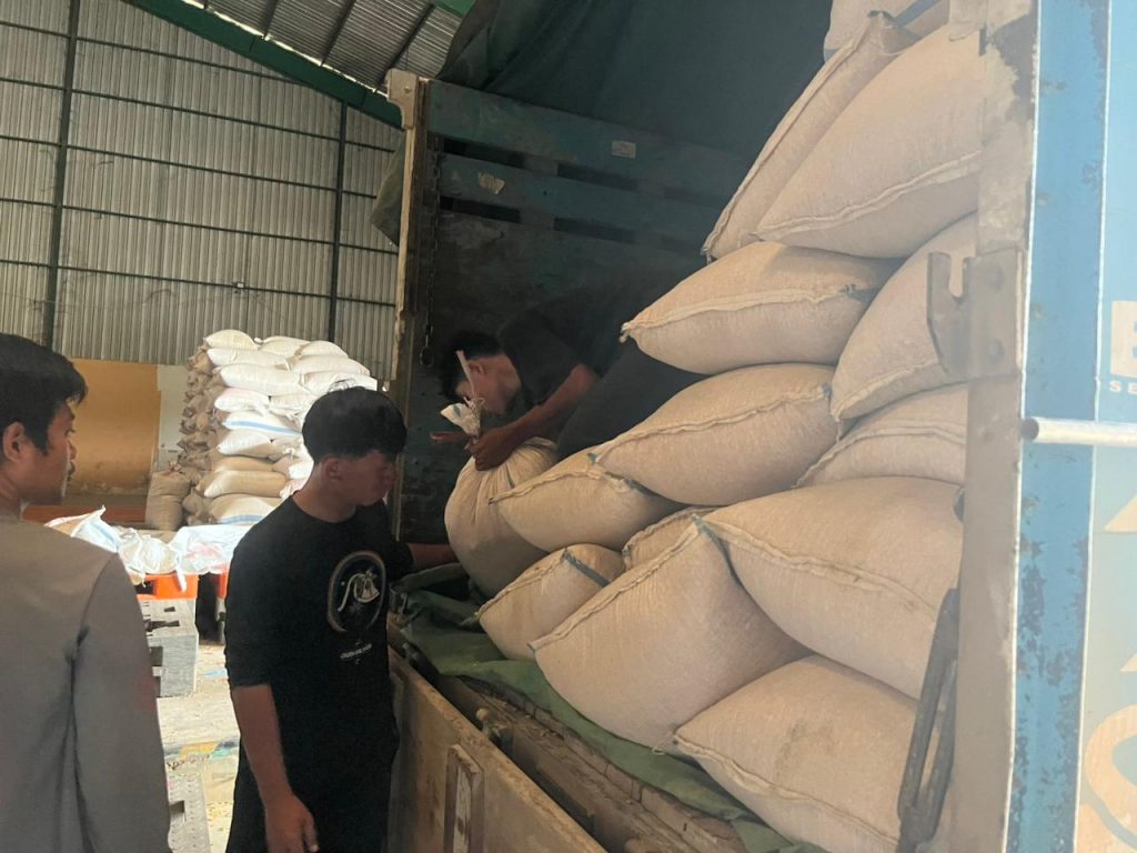 Penyaluran hasil panen jagung pipil ke Gudang Bulog Kota Samarinda, Senin (9/3/2026).