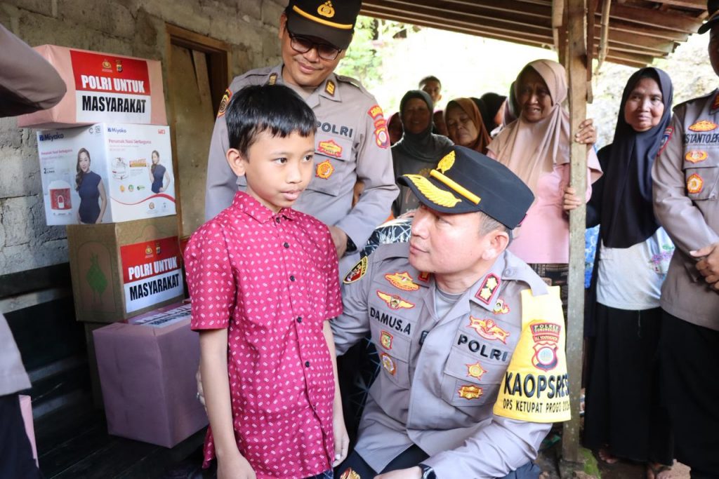 Kapolres Gunungkidul dan Pemkab Gunungkidul mengunjungi anak putus sekolah di Panggang, Minggu (15/3/2026).