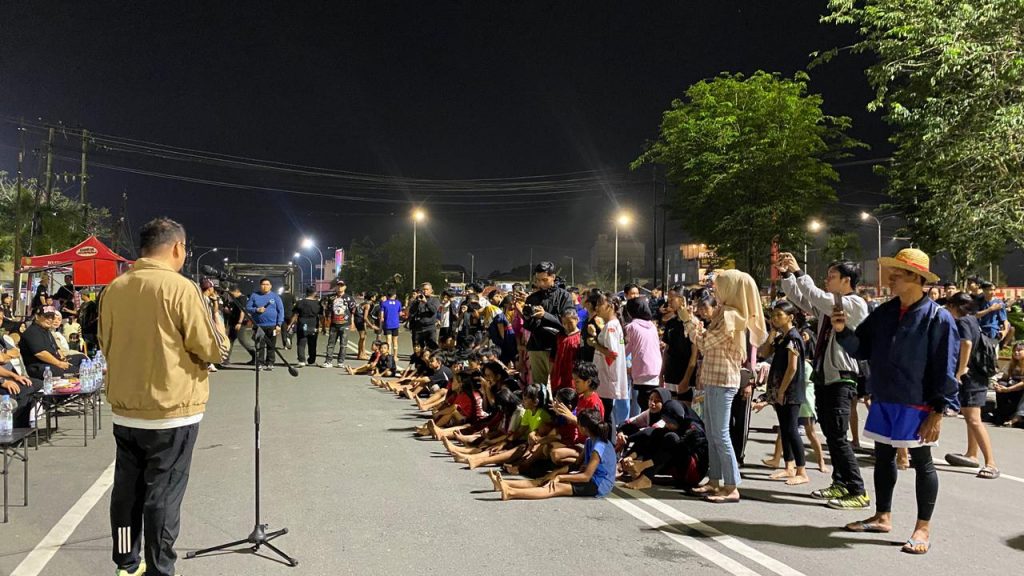 Suasana Ramadan Street Run Kukar 2026 di depan Kedaton Kesultanan Kutai, Jalan Monumen Timur, Tenggarong, Sabtu (14/3/2026) malam.