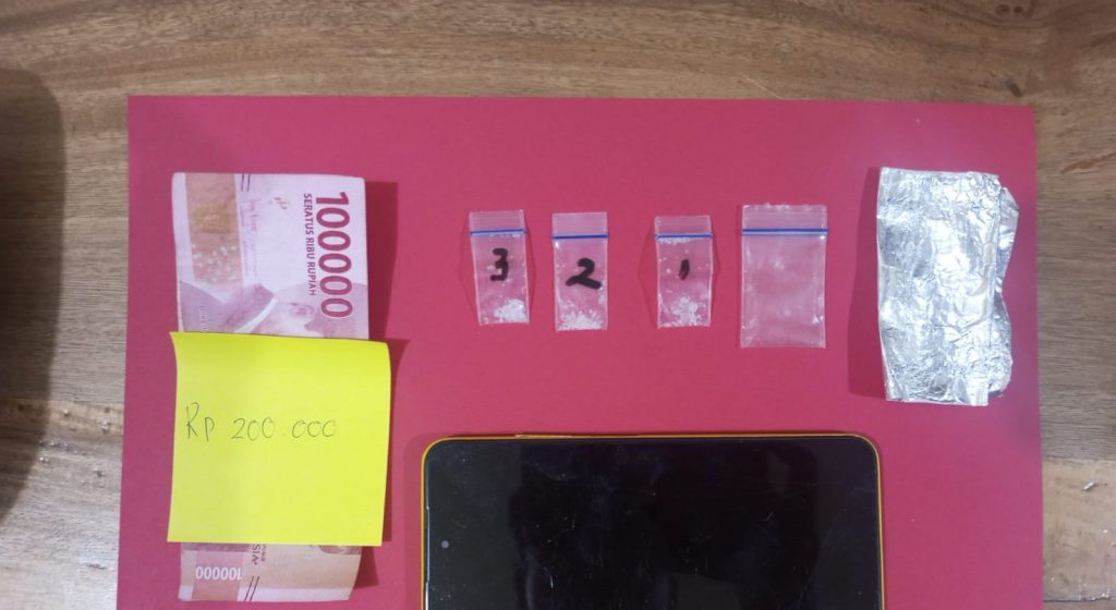 Sejumlah barang bukti narkotika jenis sabu yang diamankan aparat kepolisian dalam pengungkapan dan pengembangan kasus peredaran narkotika di wilayah Muara Kaman.