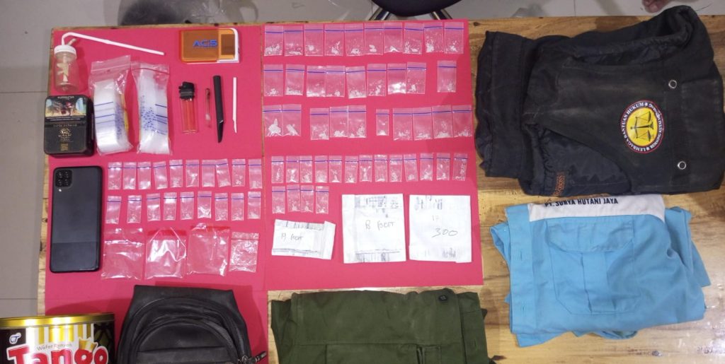 Sejumlah barang bukti narkotika jenis sabu yang diamankan aparat kepolisian dalam pengungkapan dan pengembangan kasus peredaran narkotika di wilayah Muara Kaman.