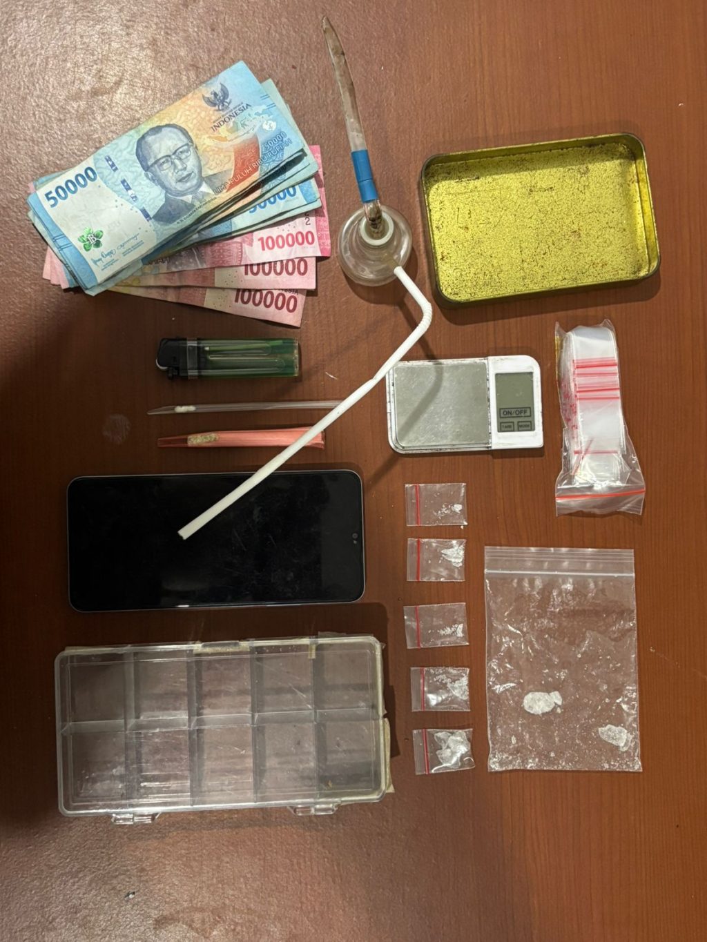 Polsek Kembang Janggut ungkap kasus sabu di Desa Kelekat. Seorang pria diamankan bersama sejumlah barang bukti hasil penggerebekan.