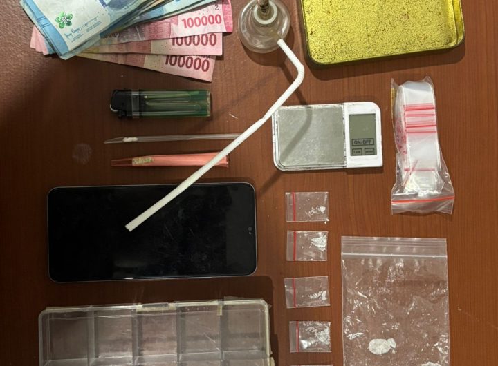 Polsek Kembang Janggut ungkap kasus sabu di Desa Kelekat. Seorang pria diamankan bersama sejumlah barang bukti hasil penggerebekan.