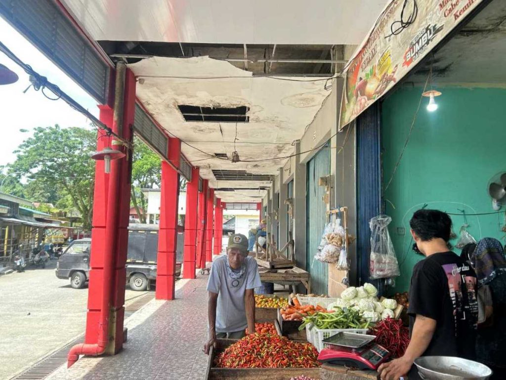 kondisi kerusakan plafon di Pasar Mangkurawang.