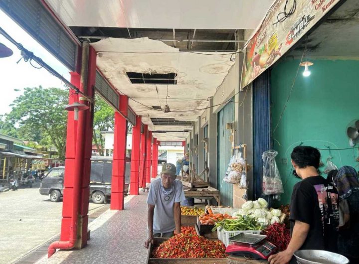 kondisi kerusakan plafon di Pasar Mangkurawang.