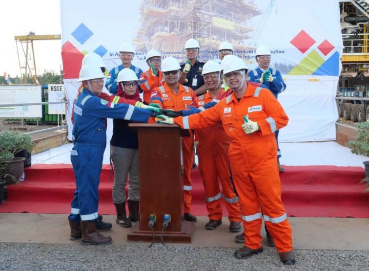 Seremoni pelepasan topside Proyek Manpatu sebagai bagian pengembangan lapangan migas menuju target produksi 2027.
