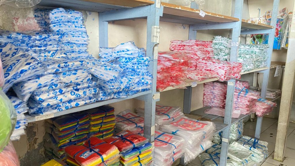 Berbagai jenis plastik kemasan yang mengalami kenaikan harga dijual di toko kawasan Tenggarong, Kutai Kartanegara.