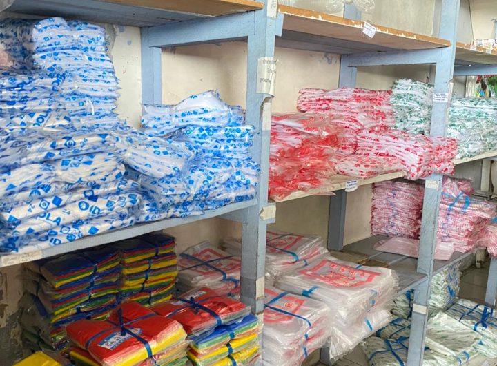 Berbagai jenis plastik kemasan yang mengalami kenaikan harga dijual di toko kawasan Tenggarong, Kutai Kartanegara.