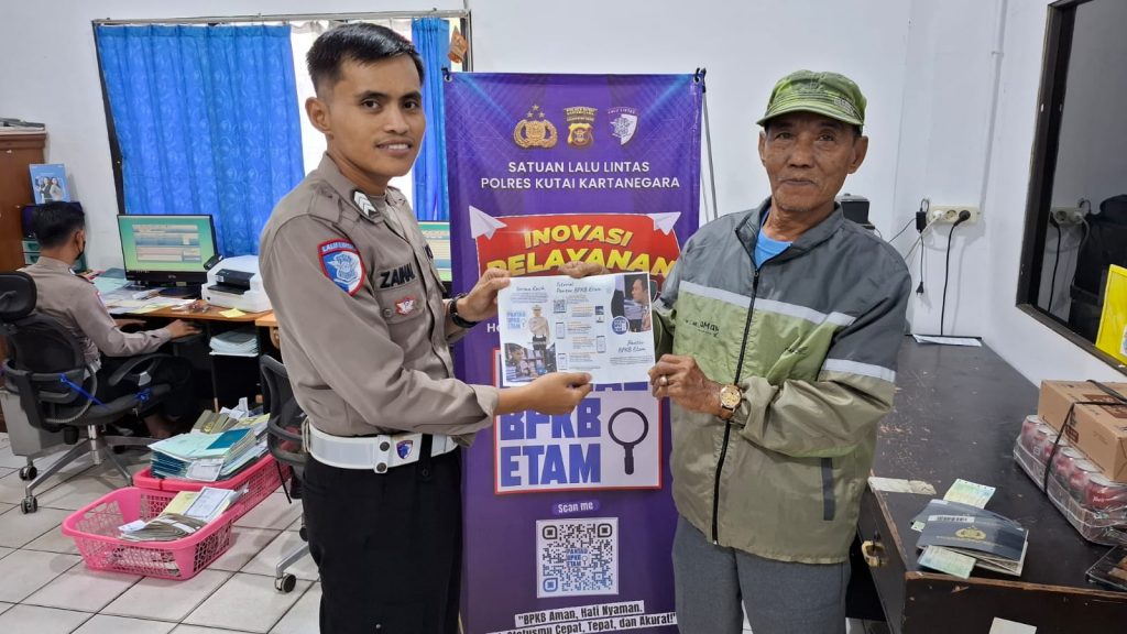 Kegiatan “Polantas Menyapa” sebagai upaya peningkatan pelayanan publik oleh Satlantas Polres Kukar.