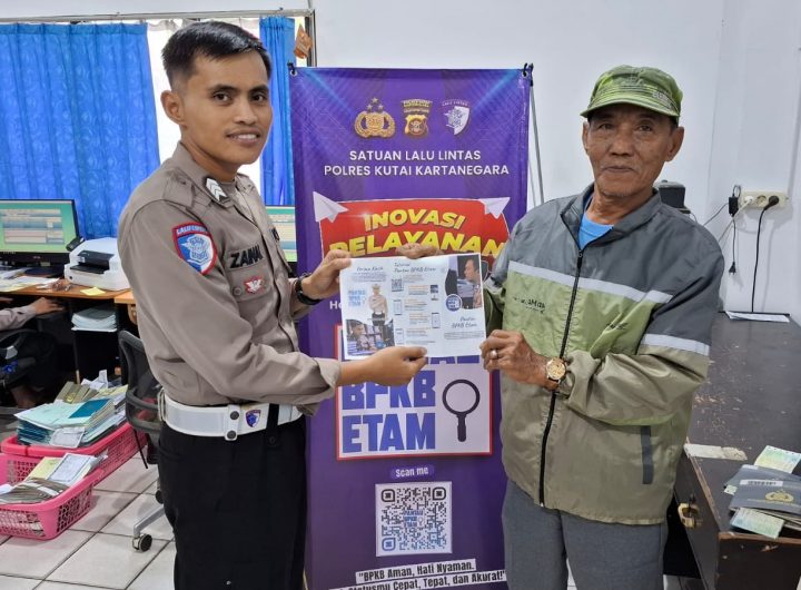 Kegiatan “Polantas Menyapa” sebagai upaya peningkatan pelayanan publik oleh Satlantas Polres Kukar.