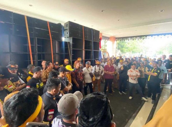 Massa aliansi ormas sampaikan tuntutan dalam aksi di depan Kantor DPRD Kutai Kartanegara.