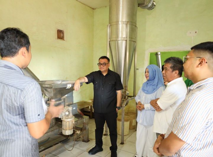 Bupati Kutai Kartanegara, Aulia Rahman Basri, melakukan kunjungan ke PT DJB Botanicals Indonesia terkait tata kelola kratom, Selasa (28/4/2026). (Dok. Kukarpaper)