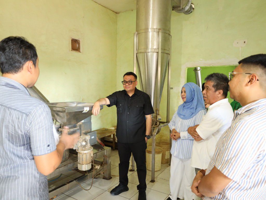 Bupati Kutai Kartanegara, Aulia Rahman Basri, melakukan kunjungan ke PT DJB Botanicals Indonesia terkait tata kelola kratom, Selasa (28/4/2026). (Dok. Kukarpaper)