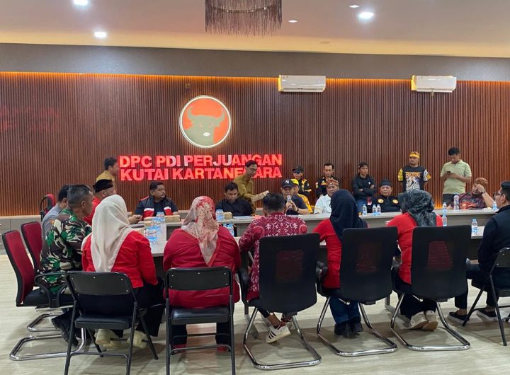 Massa aksi menyampaikan tuntutan secara terbuka dalam demonstrasi di Kantor DPC PDIP Kukar.