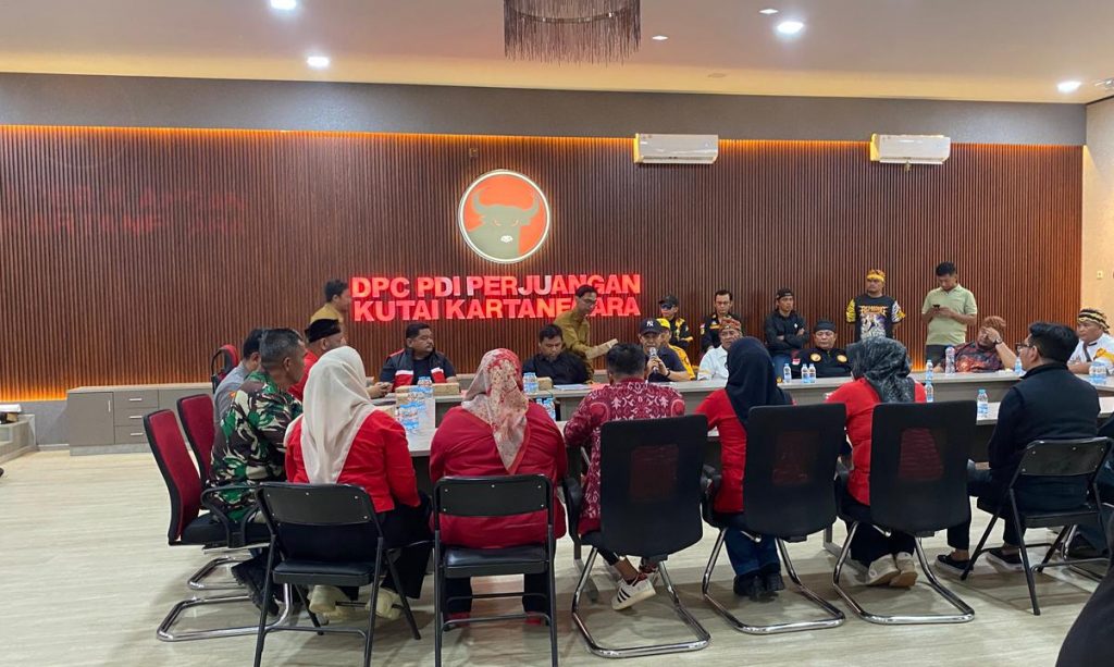 Massa aksi menyampaikan tuntutan secara terbuka dalam demonstrasi di Kantor DPC PDIP Kukar.
