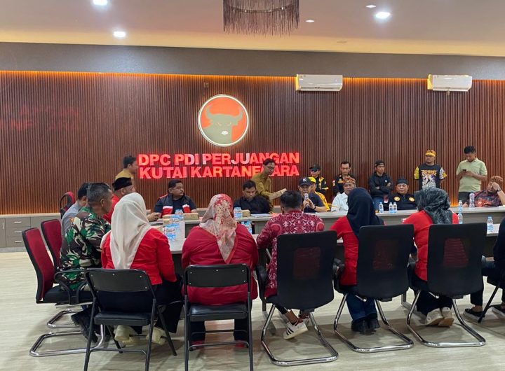 Massa aksi menyampaikan tuntutan secara terbuka dalam demonstrasi di Kantor DPC PDIP Kukar.