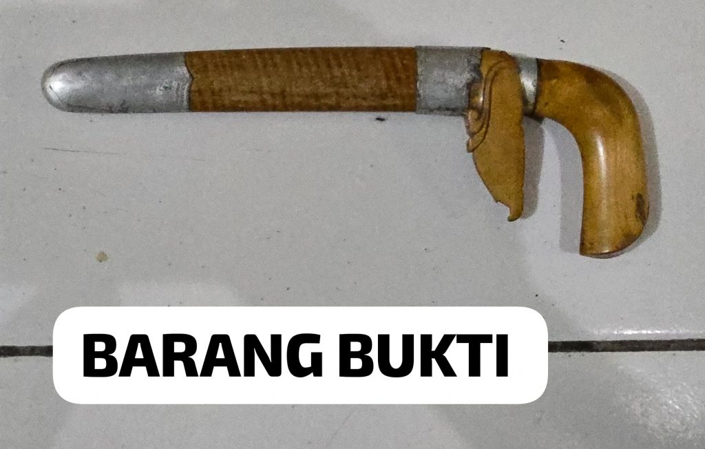 Sebilah badik lengkap dengan sarung diamankan polisi sebagai barang bukti kasus penikaman di Kecamatan Loa Janan.