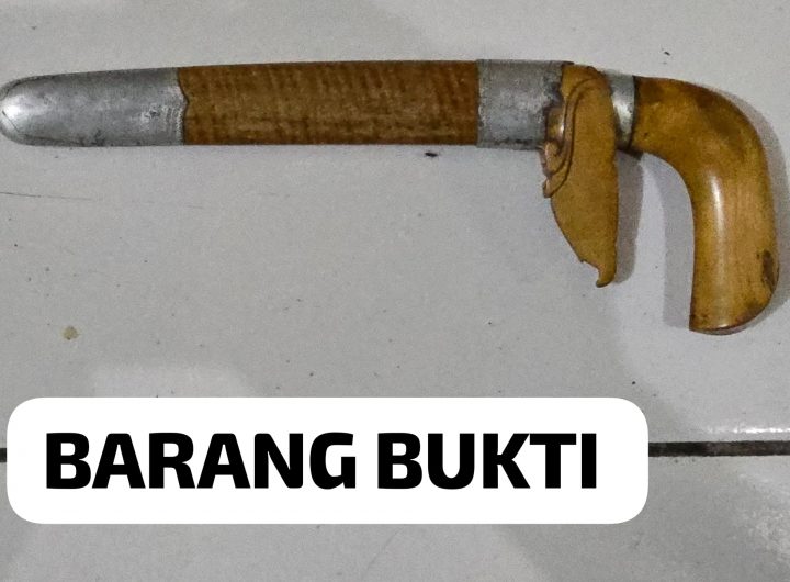 Sebilah badik lengkap dengan sarung diamankan polisi sebagai barang bukti kasus penikaman di Kecamatan Loa Janan.