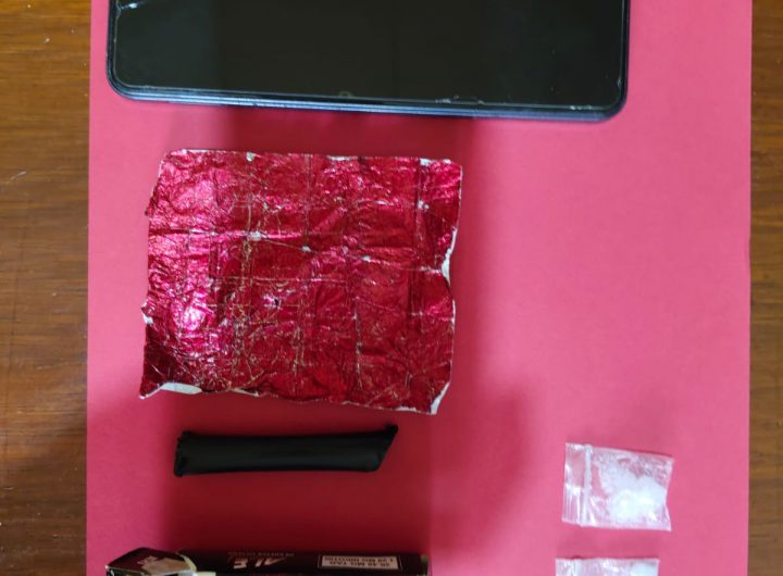 Polsek Tabang mengamankan dua paket sabu, kotak rokok, dan satu unit ponsel dari tersangka kasus narkotika.