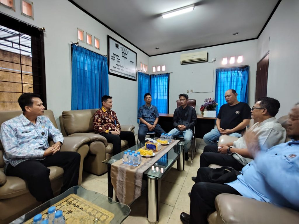 Suasana kunjungan resmi Kantor Imigrasi Kelas I TPI Samarinda ke Kantor PWI Kalimantan Timur guna mempererat sinergi bersama insan pers.