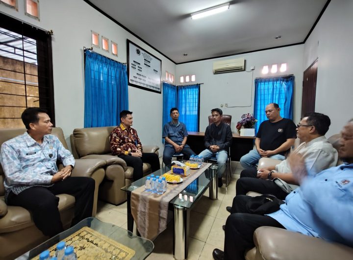 Suasana kunjungan resmi Kantor Imigrasi Kelas I TPI Samarinda ke Kantor PWI Kalimantan Timur guna mempererat sinergi bersama insan pers.