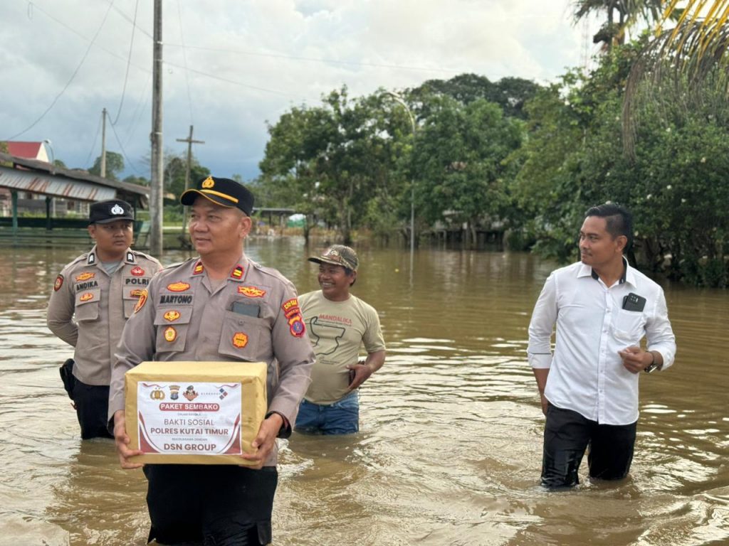 Polsek Muara Wahau salurkan bantuan sembako untuk warga terdampak banjir di Desa Jak Luay.