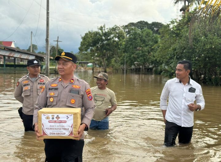 Polsek Muara Wahau salurkan bantuan sembako untuk warga terdampak banjir di Desa Jak Luay.