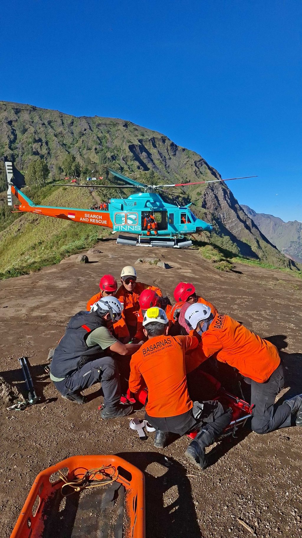 Proses evakuasi pendaki asal Malaysia di Gunung Rinjani.
