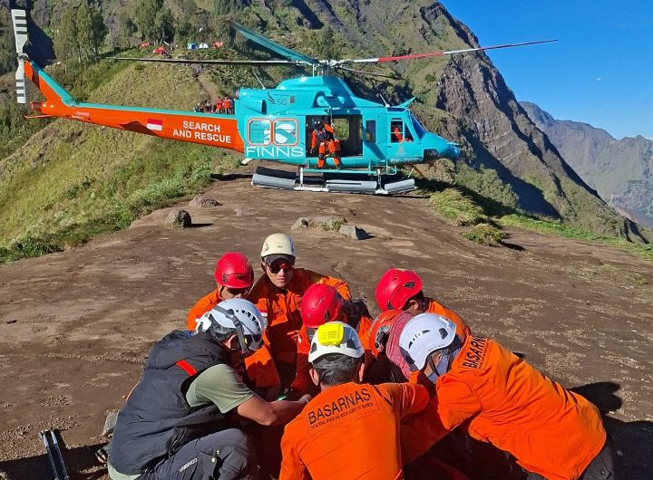 Proses evakuasi pendaki asal Malaysia di Gunung Rinjani.