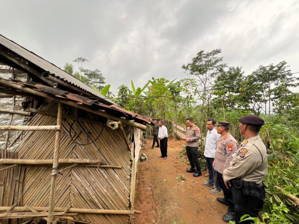 Peninjauan langsung proses pembangunan rumah Mbah Waluyo di Padukuhan Klepu, Ponjong, Sabtu (13/6/2026).
