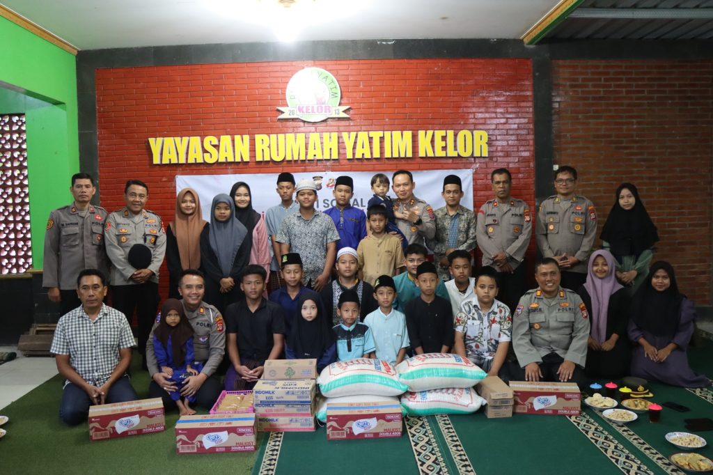 Jajaran Polres Gunungkidul berfoto bersama anak-anak asuh Yayasan Rumah Yatim Kelor usai penyerahan bantuan sosial.