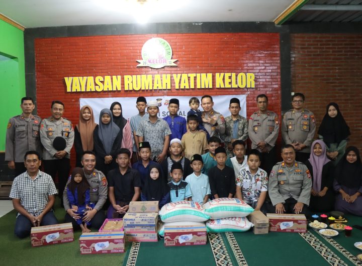 Jajaran Polres Gunungkidul berfoto bersama anak-anak asuh Yayasan Rumah Yatim Kelor usai penyerahan bantuan sosial.