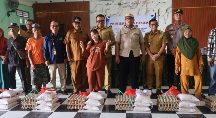 Penyaluran bantuan permakanan oleh Bupati Kukar Aulia Rahman Basri di BPU Kecamatan Loa Kulu, Senin (22/6/2026). (Dok: Kukar Paper)