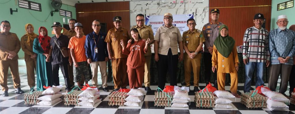 Penyaluran bantuan permakanan oleh Bupati Kukar Aulia Rahman Basri di BPU Kecamatan Loa Kulu, Senin (22/6/2026). (Dok: Kukar Paper)