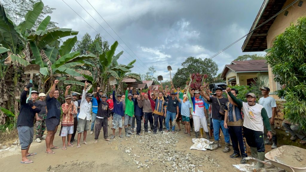 Kapolsek Loa Kulu Pimpin Gotong Royong Perbaikan Jalan Rusak di Dusun Merangan Kukar, Libatkan Warga dan Perusahaan