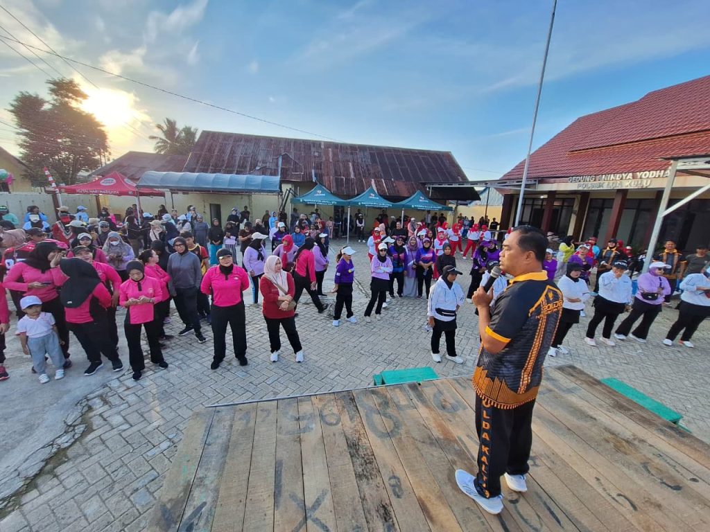 Hari Bhayangkara ke-80, Polsek Loa Kulu Pererat Kebersamaan Lewat Jalan Santai Bersama Warga.