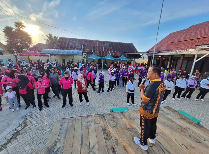 Hari Bhayangkara ke-80, Polsek Loa Kulu Pererat Kebersamaan Lewat Jalan Santai Bersama Warga.
