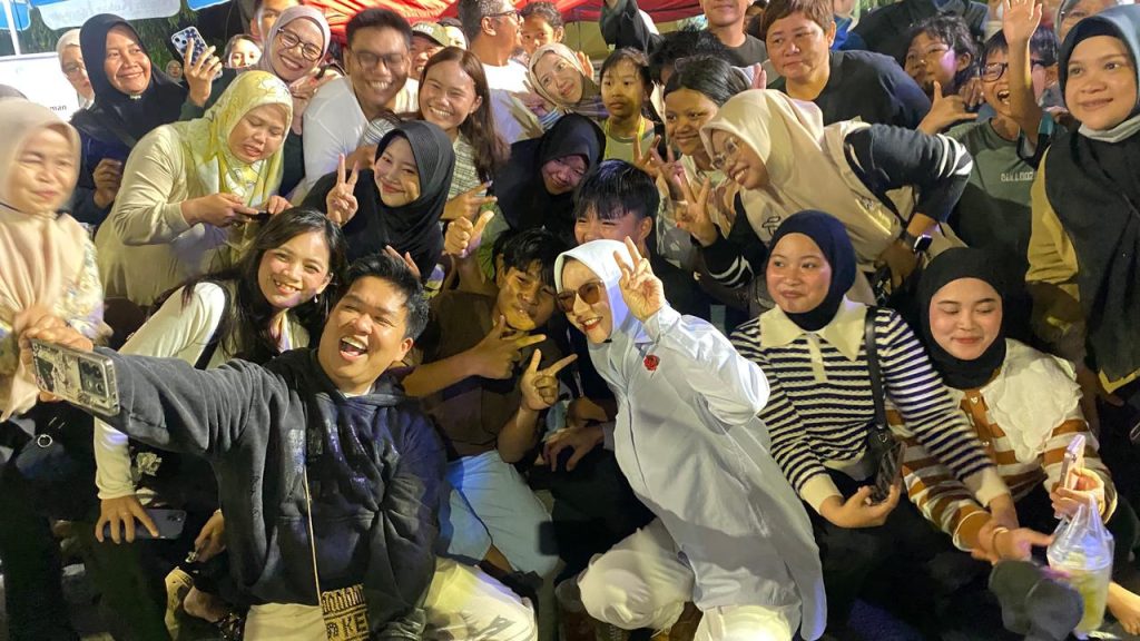 Kehadiran Rita Widyasari di kawasan Simpang Odah Etam (SOE) dan Titik Nol Tenggarong disambut antusias warga, Sabtu malam (20/6/2026).