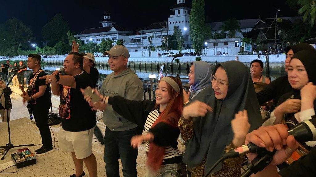 Mantan Bupati Kukar, Rita Widyasari, hadir dan ikut berjoget bersama warga dalam gelaran Musikkita Featuring di Taman Musik Tenggarong, Minggu (14/6/2026) malam.