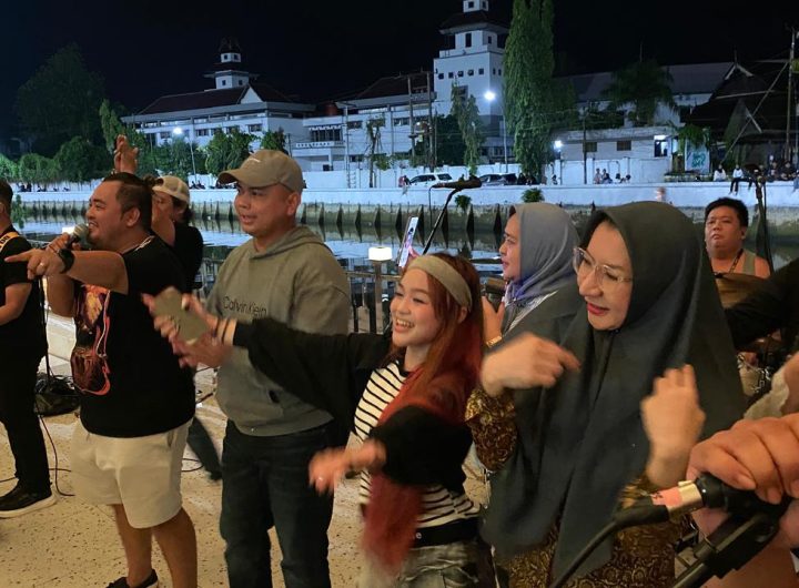 Mantan Bupati Kukar, Rita Widyasari, hadir dan ikut berjoget bersama warga dalam gelaran Musikkita Featuring di Taman Musik Tenggarong, Minggu (14/6/2026) malam.