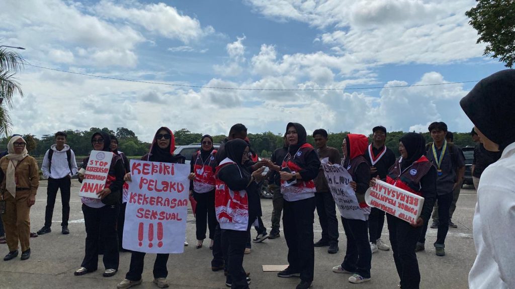 Massa dari TRC PPA Kaltim dan elemen masyarakat menyampaikan aspirasi di depan Kantor DPRD Kukar terkait penanganan dugaan kasus kekerasan seksual di lingkungan pondok pesantren.