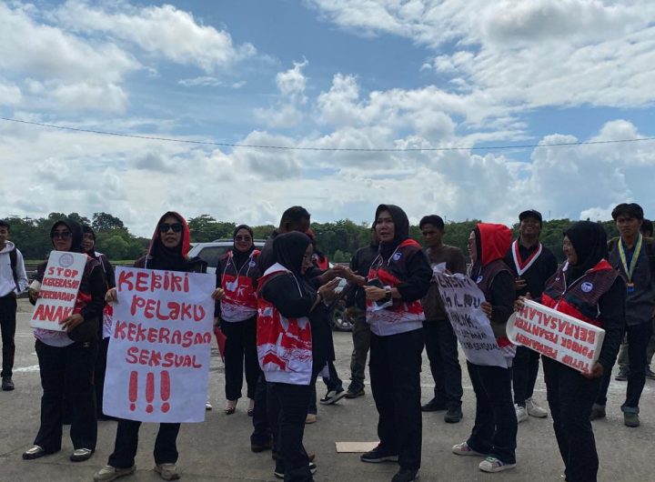 Massa dari TRC PPA Kaltim dan elemen masyarakat menyampaikan aspirasi di depan Kantor DPRD Kukar terkait penanganan dugaan kasus kekerasan seksual di lingkungan pondok pesantren.