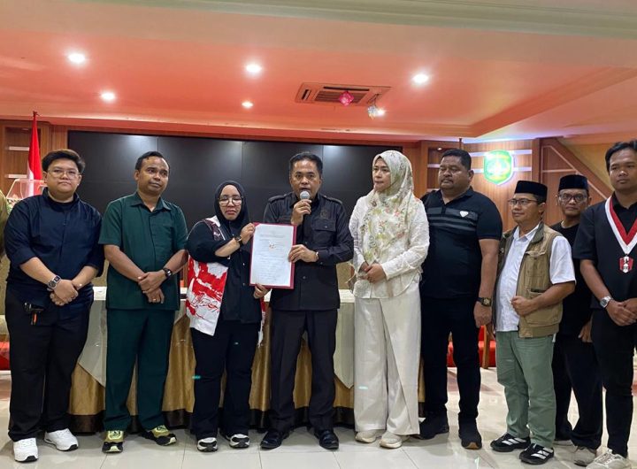 Ketua DPRD Kukar Ahmad Yani bersama TRC PPA Kaltim usai penandatanganan pakta integritas sebagai komitmen mengawal penyelesaian dugaan kasus asusila di Ponpes Ibadurrahman, Senin (15/6/2026).
