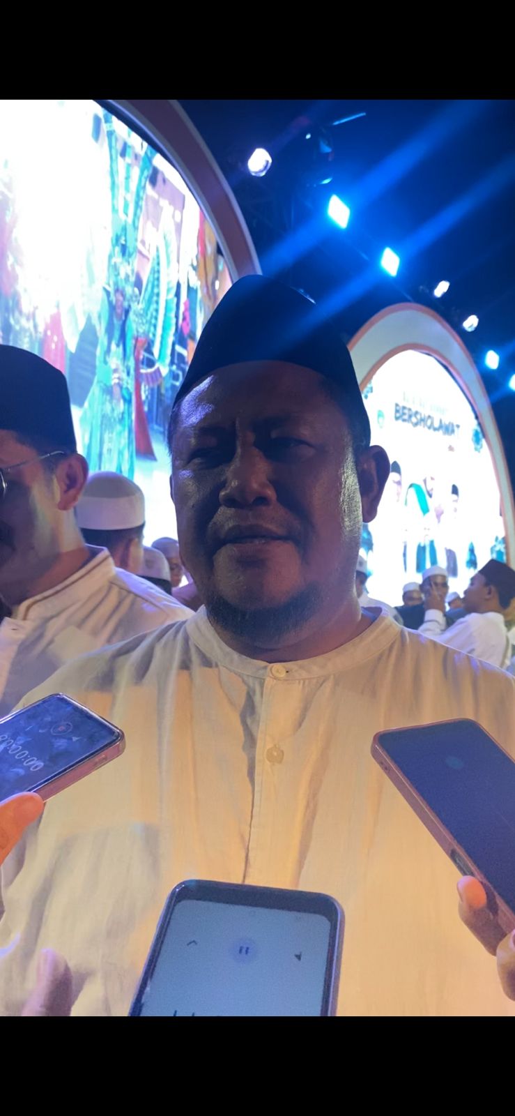 Wakil Ketua I DPRD Kutai Kartanegara (Kukar) Abdul Rasyid menghadiri kegiatan Kukar Bersholawat Jilid 4 di Lapangan Kantor Bupati Kukar, Tenggarong, Sabtu (25/10/2025) malam.