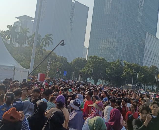 Warga padati Monas saat HUT ke-80 TNI