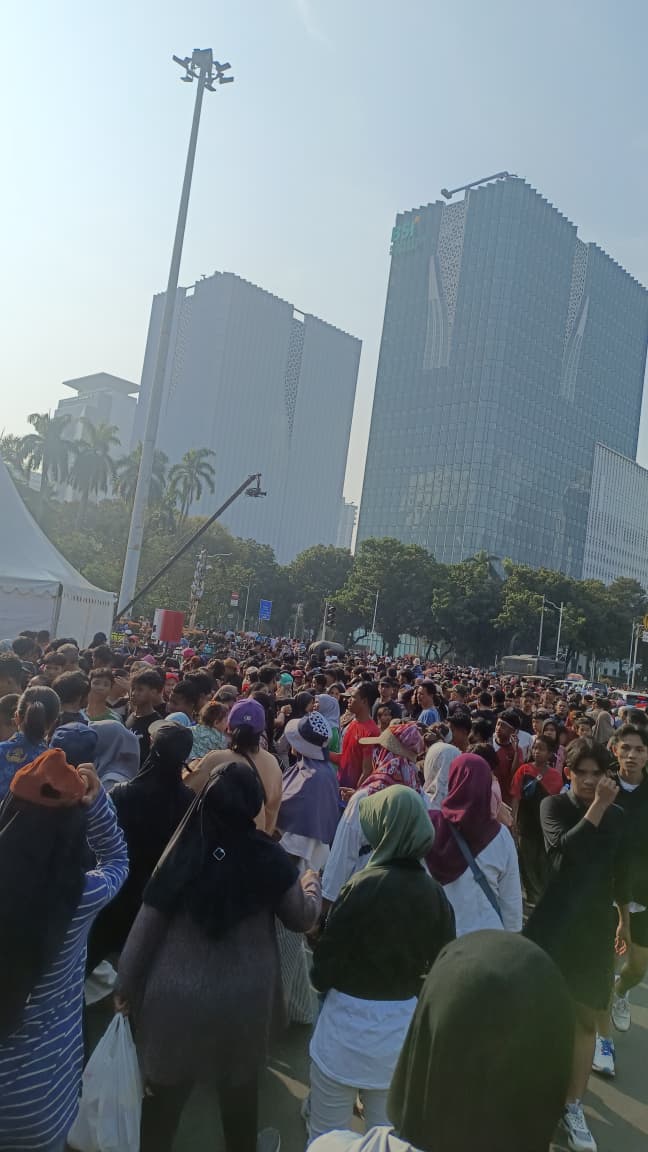 Warga padati Monas saat HUT ke-80 TNI